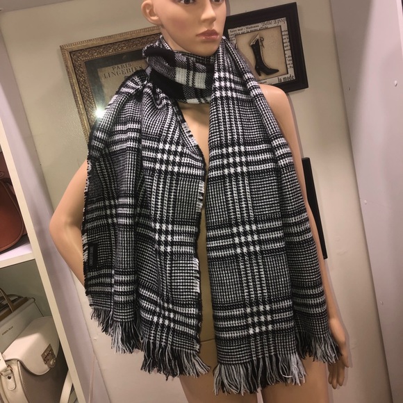 Charlotte Daniel NWOT! Plaid  Fringe Scarf - Picture 5 of 8